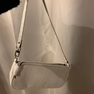 Väska  - Säljer denna snygga väska för att den inte kommer till användning. Aldrig använt 💕 skriv om det är något annat du undrar💕