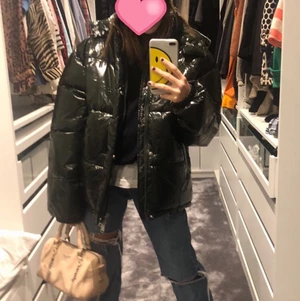 Weekday jacka  - (Intressekoll) på dena superfina weekday jacka! Köpte föra vintern super fin jacka värkligen är inte 100% om jag ska sälja den men tänker att vi kan se om det blir bra bud!💓 köptes för 900kr men fins ej kvar