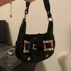 Väska - En liten yk2 väska i väldigt bra skick och det går att sätta på ett löngre band. Pimpar upp outfiten väldigt enkelt!! 