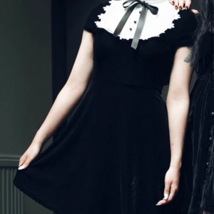 Wednasday addams klänning - Intressekoll på min Jättefina sammets klänning i wednasday addams stil typ, första bilden är lånad. Inte min stil längre men tycker den är så fin. Endast använd två/tre gånger och det förtjänar att användas mer