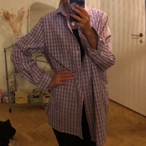 Lilarutig oversize skjorta - Superfin skjorta, perfekt oversize, säljer då färgen inte passar mig. Oanvänd