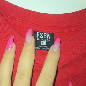 Röd t-shirt storlek S (stor i storleken) - En röd t-shirt med tryck på bröstet ”fuck off”, storleken är S men den är ganska stor i storleken. Den är använd Ca 3 gånger men själv tyckte jag den inte satt bra på mig. Så vill gärna att någon annan får användning av den. 