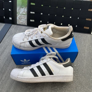 Adidas superstar storlek 39-40 - Använda men i gott skick. Inga hål eller slitningar! Kan hämtas upp i Malmö eller Ljungbyhed ☺️