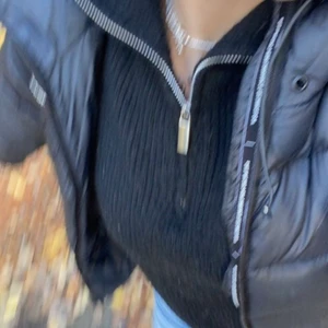 Zip-up tröja - Så fin svart zip-up tröja! Precis en sådan som på andra bilden (lånad bild) fast i svart! Den är från bikbok i storlek xs, sitter dock lite oversized så den passar xs, s och m bra skulle jag säga! Vid flera intresserade blir det budgivning!❤️