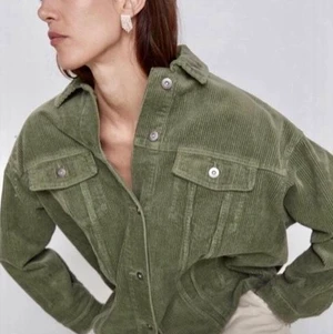 Manchesterjacka  - Grön skjorta i Manchester från Zara. Storlek S, knappt använd 