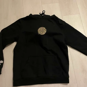 Hoodie santa cruz  - En ny hoodie k nyskick! Använt 1 gång men storleken var fel. Gör ett fynd! Buda eller skriv privat. Hämtas i Eskilstuna annars tillkommer frakt kostnad.