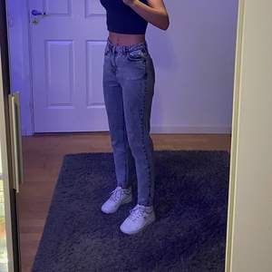 Ljusgråa jeans från Gina Tricot. Jag är 168 cm lång. Bra skick, bara att skriva vid intresse eller för att få fler bilder. Endast Swish och post 