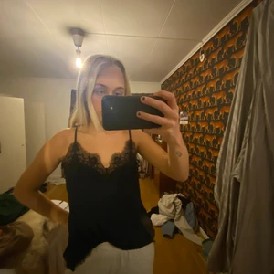 Samsoe samsoe - Linne i mörkblått med svarta spetsdetaljer. Passar S-L