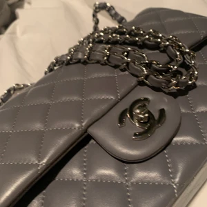 Chanel medium classic flap - LÄS BESKRIVNING innan ni frågar om den är äkta! Jag fyndade denna väska för ett halvår sedan men har inte vågat använda den, så säljer den. Kan inte garantera att den är äkta, men har dokumentation och kvitton som tyder på det, säljer därför sjukt billigt. Jättemjukt lammläder, oanvänd o plast kvar (syns på bild 2).