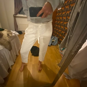 Tygbyxor  - Lite kortare fräcka vita byxor med snöre att knyta.