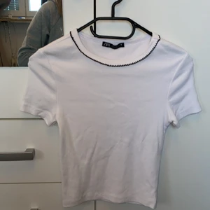 Vit topp från Zara - En vit topp från Zara, som är ändats använd ett fåtal gånger✨ Den är som i nyskick och har har inga fläckar! 