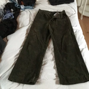Pieces manchester utvsängda byxor i grön - Ej slitet, knappt använt men mycket sköna