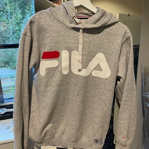 Hoodie FILA - hoodie från FILA i bra skick, storlek Small. 