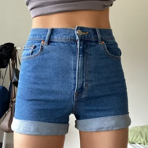 Jeansshorts strl 26 - Jeansshorts från Monki i gott skick. Höga i midjan. 