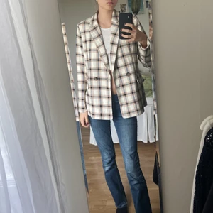 Kavaj strl 38 - Rutig kavaj från HM. Aldrig använd, prislappen kvar. 