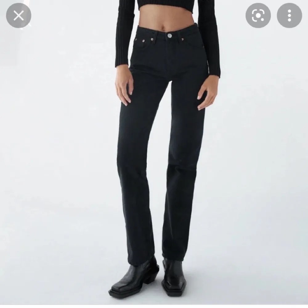 Super snygga slutsålda jeans från zara. Samma modell som finns i andra färger på Zaras hemsida. Jag säljer jeansen pga att de är för små för mig. Aldrig använda, bara testade. Första bilden är lånad, andra bilden är från Zaras hemsida. ❤️. Jeans & Byxor.