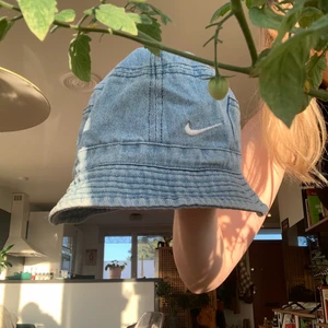 Buckethat jeans Nike - En Nike buckethat i jeanstyg. Superfint skick, köpte på Plick men den är för liten för mig. Frakt ingår!