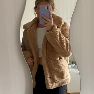 Teddyjacka beige  - En beige teddyjacka från NA-KD. Inte använd någon gång så i nytt skick. Säljer då jag inte har användning för den. Nypris 699kr. 💕