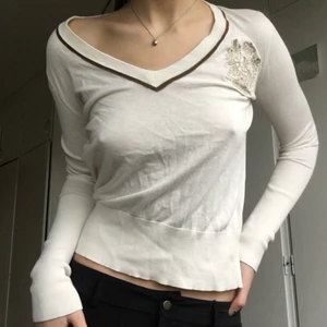 Långärmad tröja från Polo Ralph Lauren - Jättesöt gräddvit tröja med bred v-urringning! Märkt storlek M men passar mig som är XS/S