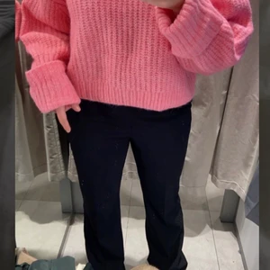 Kostymbyxor svarta - Säljer mina supersnygga kostymbyxor i storlek L från designbysi!! Jag är 172 cm lång och de gör hela vägen ner till marken för mig💕💕  jag skulle säga att de passar en M mer än en large men båda funkar💕💕 kan både mötas och frakta