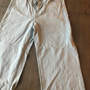 Blå jeans  - Blå jeans. Knappen känns lös men den ska vara så. Köparen står för frakten 