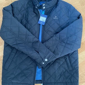 Gant jacka - HELT NY - Quilted Windcheater jacka från Gant. Helt ny med prislapp. I färgen svart med den ser mer blå ut på bilden. Originalpris: 2000kr 