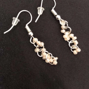 Örhängen  - Hej , nu är det så att jag säljer dom här örhängena som är jätte fina då jag har en egen liten affär dom är verkligen jätte fina och är ett av mina favorit par❤️