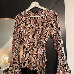 Omlott blus - Säljer min orm omlott blus från shein köpt för ett par år sedan.