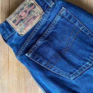 Crocker jeans  - Crocker jeans, 31:32 men skulle säga passformen är mindre än 31 kanske 28:32 då det är lite för tajta för mig och jag har 28/29. Passformen är rak, mörkablå & trendiga byxor 