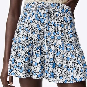 Zara kjol💙 - Säljer denna kjol från zara med inbyggda shorts som jag endast använt 2 gånger! 💙 Väldigt bra skick! Säljer för 189 men pris kan diskuteras vid snabb affär !! 💙