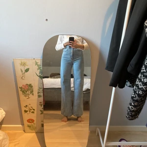 Weekday jeans i nyskick - Jeans från weekday - modell ACE - storlek 25/32, i nyskick - endast använda ett fåtal gånger
