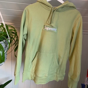 Supreme hoodie - Äkta supreme hoodie i pastellgrön✨ Jättebra kvalitet och i gott skick men tyvärr så hänger den endast i garderoben. Hoddien är i storlek medium, men den är något stor i storleken💚 