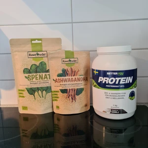 Proteinpulver m.m. - Proteinpulver från Better you, 1 kg med vaniljsmak. En påse rawpowder ashwaganda och en påse rawpowder spenat. Köpt för 597 kr. En skopa tagen ur pulvret och en tesked ur ashwagandan. Insåg sedan att smoothies fortfarande inte var min grej. Säljer allt för 200 kr inklusive frakt 