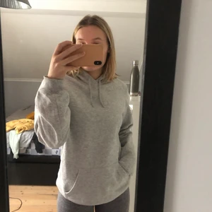 Grå hoodie - Grå hoodie, sparsamt använd. Köparen står för eventuell frakt. 🌸