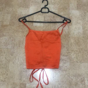 orange open back top - haft den gör ungefär 2 månadernas har aldrig haft på mig den. strlek:M