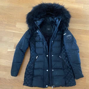 ROCKANDBLUE Beam Mid Black/Black str 36 - ROCKANDBLUE Beam Mid Black/Black str 36 Använd endast en vinter och är tyvärr för liten nu. Är i bra skick,  nypris: 2.800kr  men säljer för 2.000kr Hämtas i Bredäng eller mötas upp inom Stockholm.