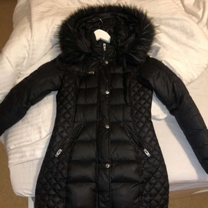 Rock and blue jacka - Jag säljer en rock and blue jacka. Den är välomhändetagen och har ett litet hål vid fickan på höger sida. Skriv för fler bilder. Pris går att diskutera.☺️ 