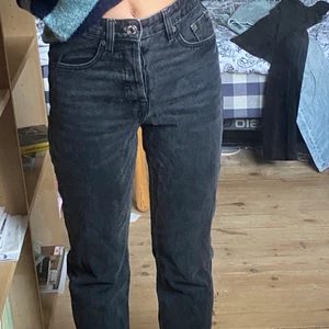 Zara jeans - Raka zara jeans. Lite korta för mig men sitter fint annars.
