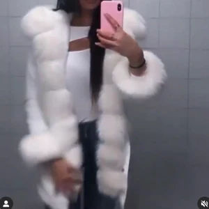 Vit vinterjacka Äkta päls - Strl M, 90 cm lång. Fin vit äkta päls. original oriset 2 500kr, priset kan diskuteras. Använd endast en gång, inte min stil. 