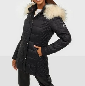 Vinterjacka - Nu säljer jag min fina vinterjacka då den har blivit lite för stor för mig. Den är köpt för 4500 men eftersom att jag har haft den 3 vintrar så säljer jag den för 2000. Det är en äkta rock and blue jacka i modellen Rita och har äkta vit päls på luvan. Jackans längd går precis till rumpan. Den är super varm och även jätte fin och är i jätte bra skick och dragkedjan funkar precis som den ska. Skriv ifall ni vill ha bilder på den ❤️