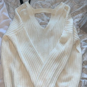 Stickad tröja från H&m i strl S - En krämvit stickad tröja från h&m som passar perfekt nu till hösten!! Den är skitsnygg och mysig. 