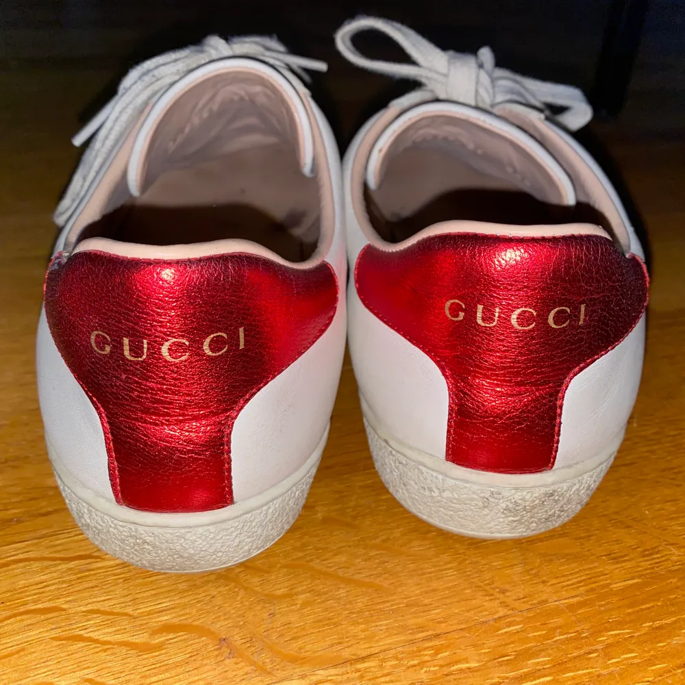 Säljer mina Gucci skor inköpta 2018 på Gucci’s officiella hemsida, eftersom det bara står inne i garderoben och samlar damm. Skorna är i storlek 39. Det förekommer smuts och fläckar, inget som jag själv testat att ta bort/rengöra. Kan fraktas mot betalning, alltså att du som köpare står för frakten. Fraktkostnaden kan variera beroende på vilken leverantör. Kan mötas upp i Sundsvall. Pris kan diskuteras vid snabb affär, har redan prutat ned 3800 kronor. OBS! Dessa är äkta. Frågor? Hör av dig :). Skor.