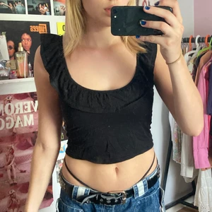 svart topp - Det här en jättesöt topp som jag köpte originellt från monki. Den har en jättefin volang runt kragen och väldigt fin passform💘säljer pga att detta inte är min stil!
