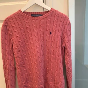 Ralph lauren tröja  - Säljer min Ralph Laurent tröja i strl L men passar även en M. Jätte fint skick och använd ett få antal gånger! Finns att hämta i Göteborg men kan även skicka den! 