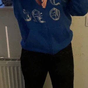 one of one  - säljer min one of one hoodie.