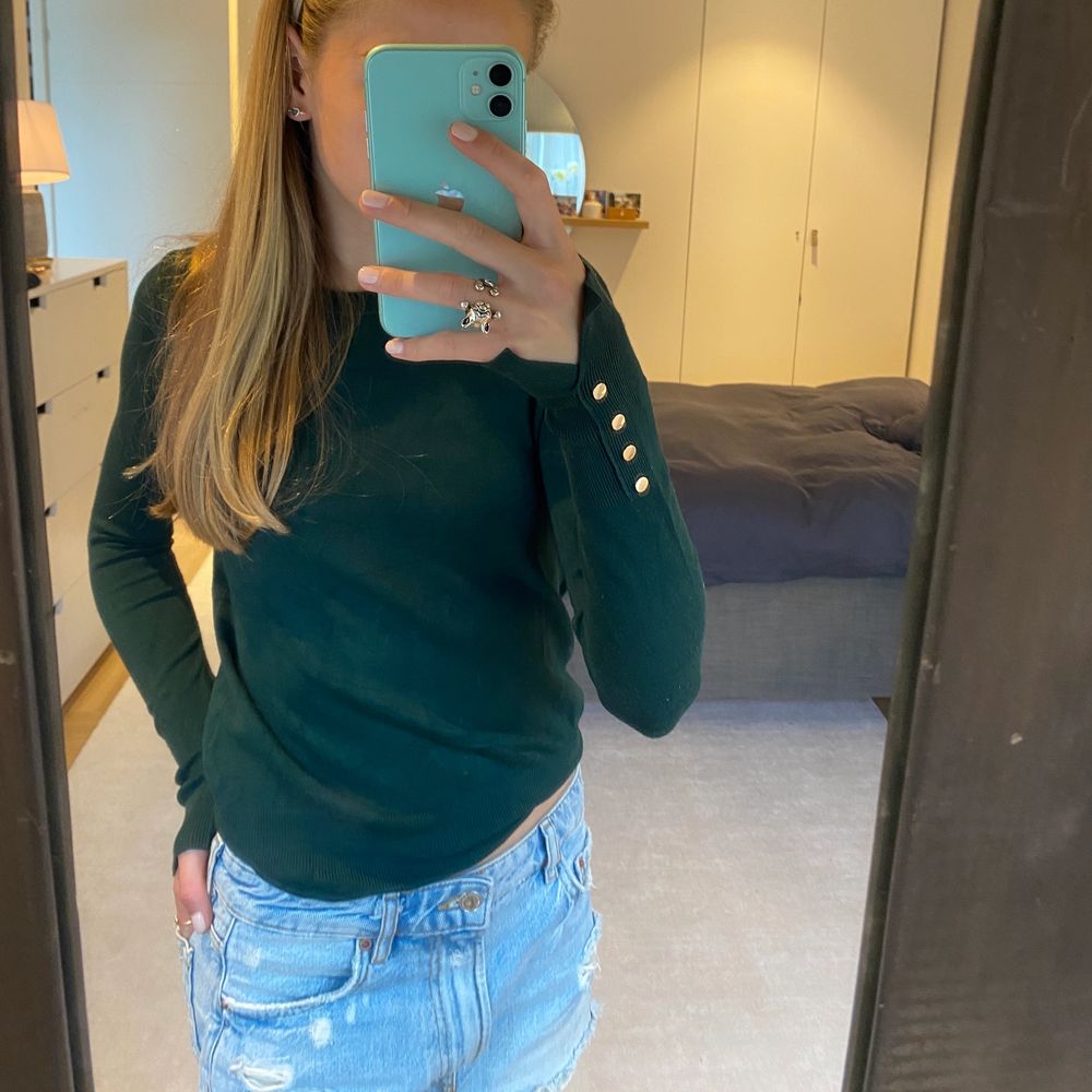 Säljer en sjukt snygg mörkgrön stickad tröja med guldiga detaljer från Zara. Den finns inte att köpa längre och den passar till allt!!💜💜. Tröjor & Koftor.