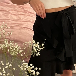 Kjol - Kjol från boohoo med volanger och knytning i midjan. Aldrig använd! 💕