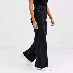 Vida Weekday jeans i modellen ”Ace”. Dem är knappt använda och därmed i bra skick, säljer då dem tyvärr är för stora 💕                                    Köparen står för frakten!                                                                               Hör av dig för fler bilder 