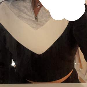 Kort hoodie med en dragkedja. 🖤🤍 ifrån H&M i storlek XS!