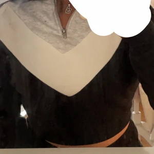 Ziphoodie - Kort hoodie med en dragkedja. 🖤🤍 ifrån H&M i storlek XS!